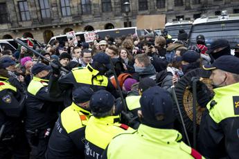 Amsterdam, scontri con la polizia al corteo pro-Palestina: almeno 100 arresti