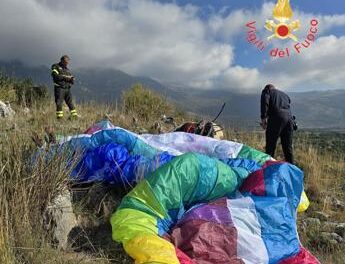 Cosenza, si schianta col parapendio: muore a 57 anni