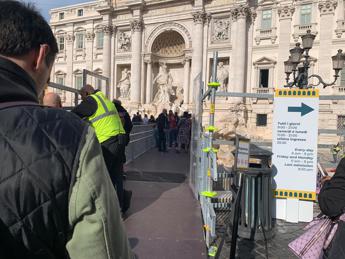 Fontana di Trevi, Gualtieri inaugura passerella: “Biglietto? Valuteremo”