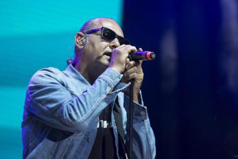 Luca Carboni, il ritorno per festeggiare i 40 anni di carriera tra canzoni e pittura