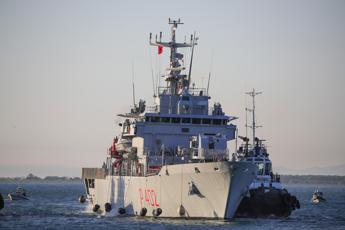 Migranti Albania, nave Libra arrivata al porto di Shengjin: 8 a bordo