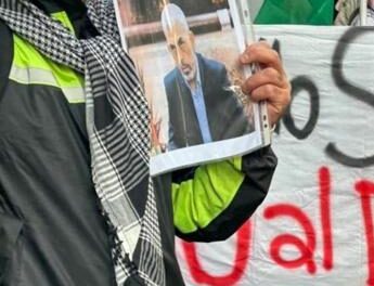 Milano, al corteo pro Palestina le foto di Sinwar. Applausi ai “ragazzi di Amsterdam”