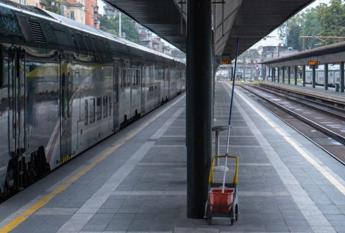 Parla il capotreno ferito a Genova: “Sputi e calci, poi 4 coltellate”