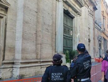 Roma, cade pezzo cornicione da chiesa in via del Corso: 51enne ferito