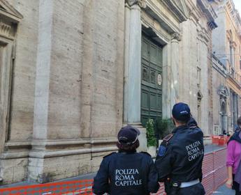 Roma, cade pezzo cornicione da chiesa in via del Corso: 51enne ferito