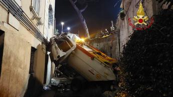 Roma, camion rifiuti si schianta contro muro palazzina: gravi autista e un’inquilina