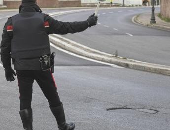 Roma, minorenni fuggono all’alt e si schiantano contro auto in sosta