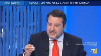 Salvini regala un Bacio a Lilli Gruber: “E’ la giornata della gentilezza” – Video