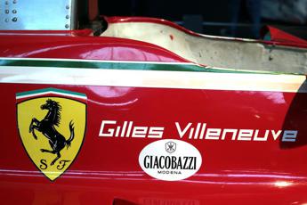 Villeneuve, rubata la statua dedicata all’ex Ferrari. Il figlio: “Siete senz’anima”