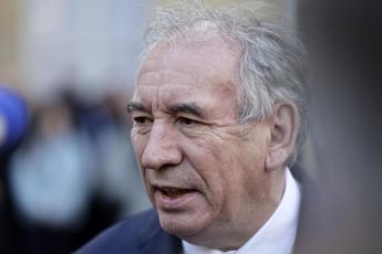 Francia, Bayrou annuncia squadra di governo. Bardella attacca, critiche anche da sinistra