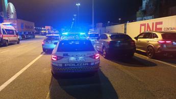 Incidente sul lavoro al porto di Genova, operaio muore schiacciato contro container