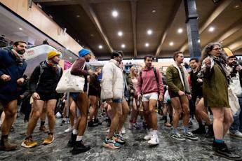 A Londra in metro senza pantaloni, torna ‘No Trousers Tube Ride’