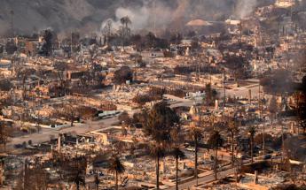 Incendi a Los Angeles, roghi ancora fuori controllo e almeno 10 morti