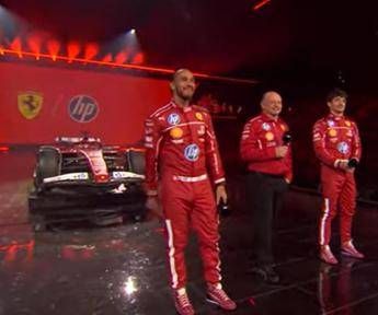 Ferrari presenta SF-25, show con Hamilton e Leclerc a Londra