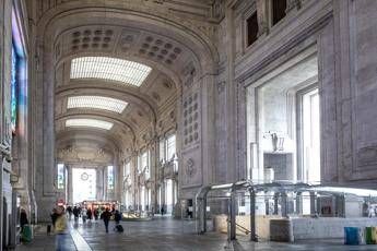 Milano, uomo armato in stazione Centrale: ricerche in corso