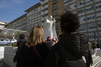 Papa Francesco ricoverato, medici del Gemelli: “Non è fuori pericolo, vuole che si dica la verità. Il rischio? La sepsi”