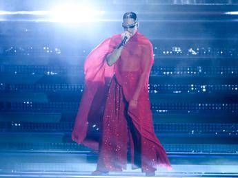 Sanremo 2025, Mahmood in rosso fuoco: il medley travolgente all’Ariston