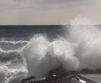 Travolto da onda, turista italiano muore in Portogallo