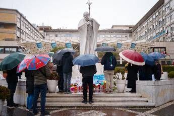 Papa Francesco, Vaticano: “Condizioni stabili, prognosi resta riservata”