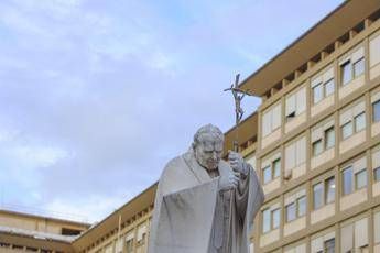 Papa Francesco migliora ancora, Vaticano: “Necessaria terapia ospedaliera”