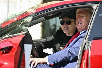 Trump compra una Tesla da Musk: “Ma non la posso guidare”